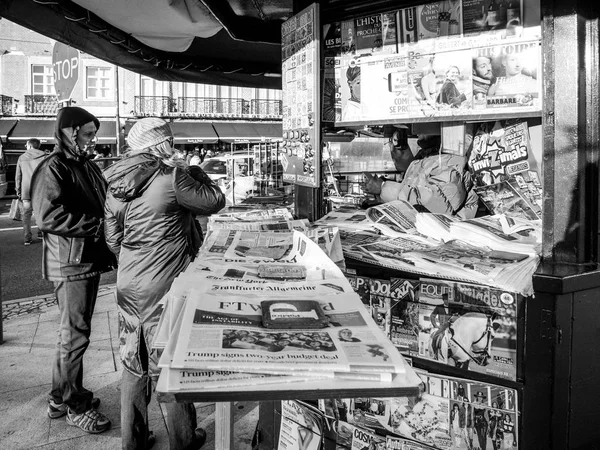 Newspaper kiosk selling international press — Stock Photo, Image