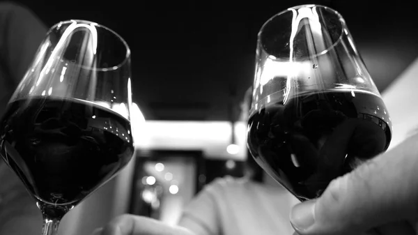 Mujer bebiendo en restaurante vino tinto celebrando — Foto de Stock