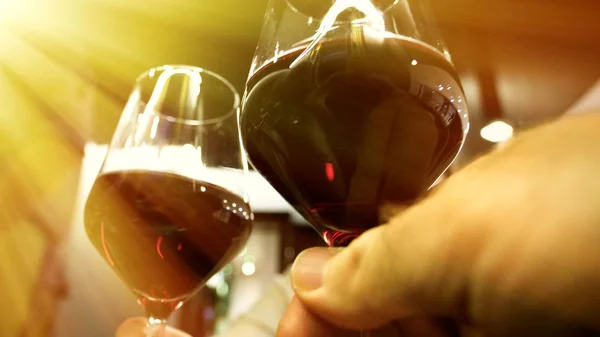 Mujer bebiendo en restaurante vino tinto celebrando — Foto de Stock