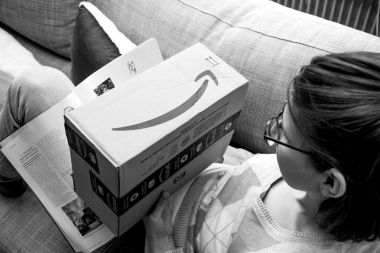 Kadın unboxin için Amazon karton kutu hazırlanıyor 