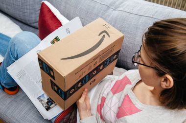 Kadın unboxin için Amazon karton kutu hazırlanıyor 