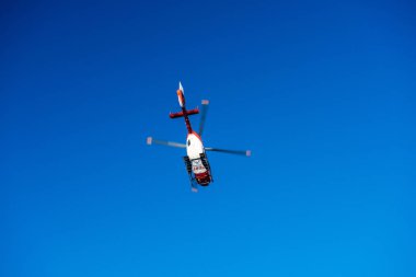 Aşağıdan görünümünü kurtarma Drf Luftrettung c uçan helikopter