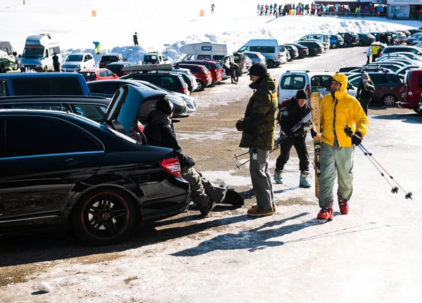 Amis de l'équipe se reposant après le snowboard sports d'hiver — Photo