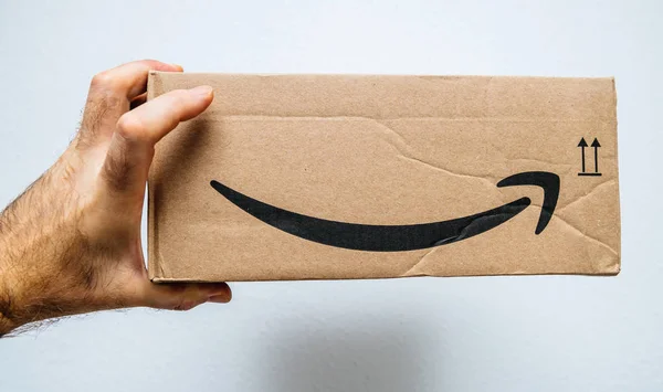 Držení Amazon e-Commerce Papírová krabička — Stock fotografie