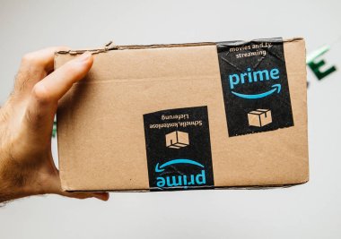 Amazon kutusu Prime logosu