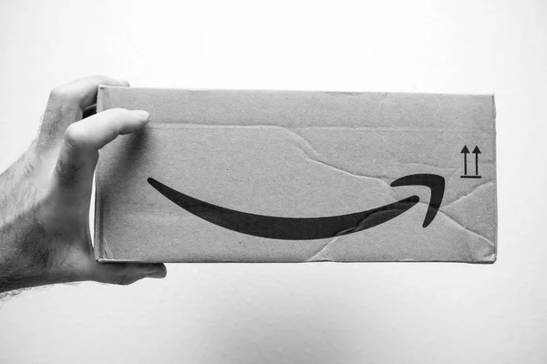 Caja de cartón de mano con logotipo Amazon Logotype Smile — Foto de Stock