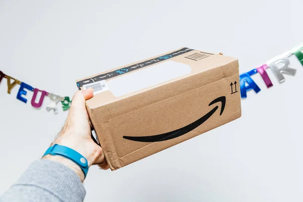 Amazon-Pappschachtel mit Lächeln Pfeil Schriftzug gegen jo — Stockfoto