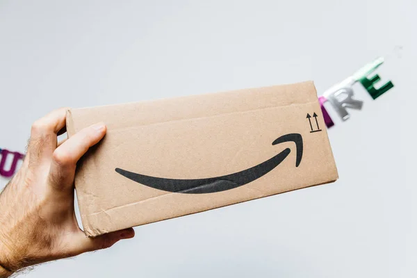 Kotak paket Amazon dengan panah senyum logotype terhadap Jo — Stok Foto