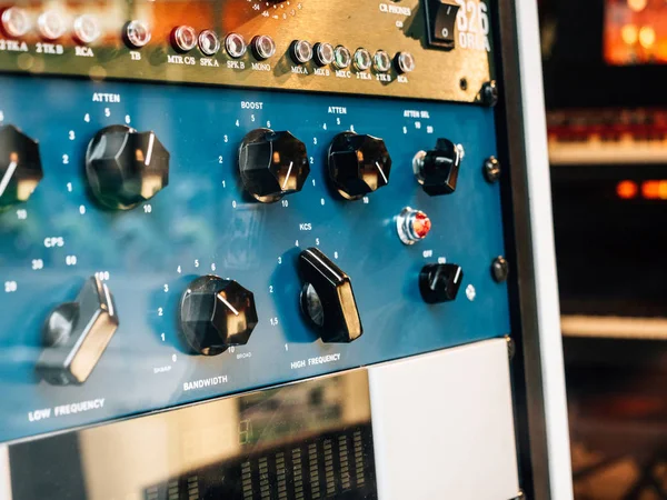 Amplificador de música com vários botões — Fotografia de Stock