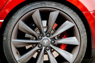 Tesla Model S araba tekerleği ile farklı Logo Amblem