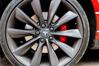 Tesla Model S Insignia çelik jant üzerinde 