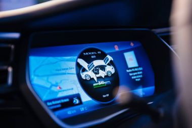 Yeni Tesla Model S Pano bilgisayar göstermek