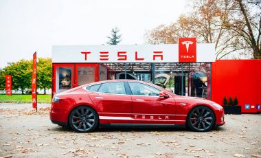 Yeni kırmızı Tesla Model S elektrikli otomobil