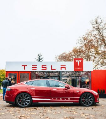 Yeni Tesla Model S showroom kırmızı showroom önünde park etmiş.