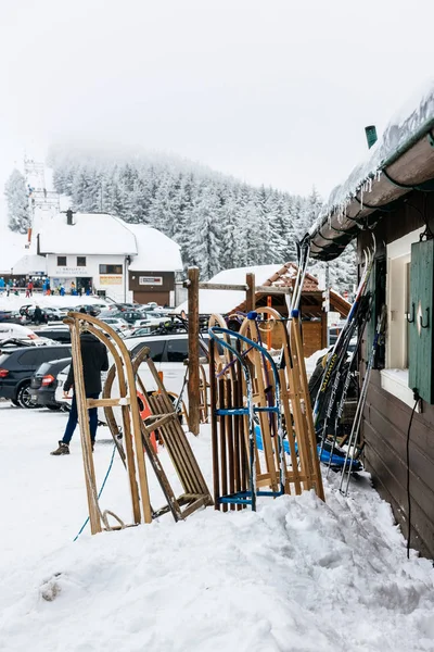 Plusieurs traîneaux dans la neige avec piste de ski en arrière-plan — Photo