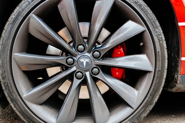 Знаки отличия Tesla Model S на стальном ободе — стоковое фото