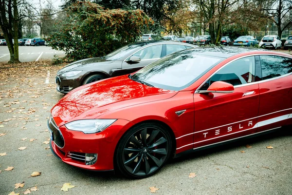 Yeni kırmızı ve gri Tesla Model S showroom havai çekim — Stok fotoğraf