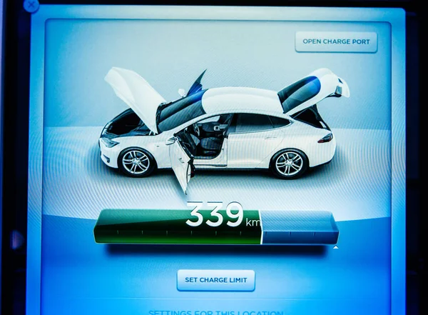 Nowy komputer pokładowy Tesla Model S ekran z infor — Zdjęcie stockowe