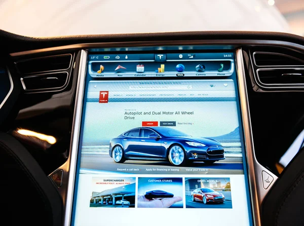 POV en la nueva pantalla de visualización del ordenador del salpicadero Tesla Model S — Foto de Stock