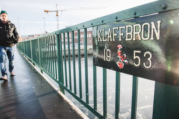 Mann läuft auf dem Klaffbron über die neue Klappbrücke — Stockfoto