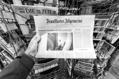 Frankfurter allgemeine zeitung Gazetesi Basın büfesinde featurin