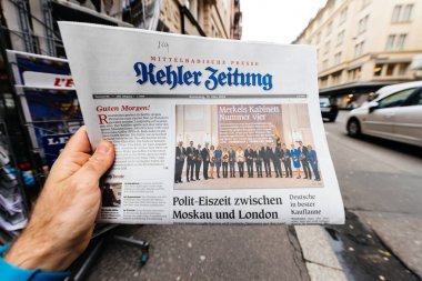 Langford Zeitung gazetesi Angela Dorothe featuring basın noktasında