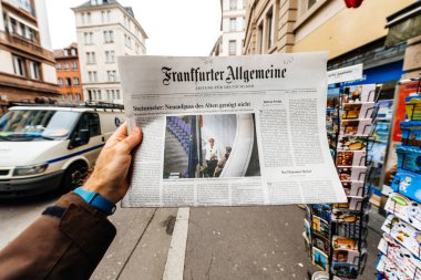 Frankfurter allgemeine zeitung Gazetesi Basın büfesinde featurin