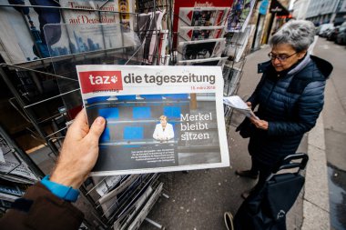 Angela Dorot featuring basın noktasında Die tageszeitung gazetesi