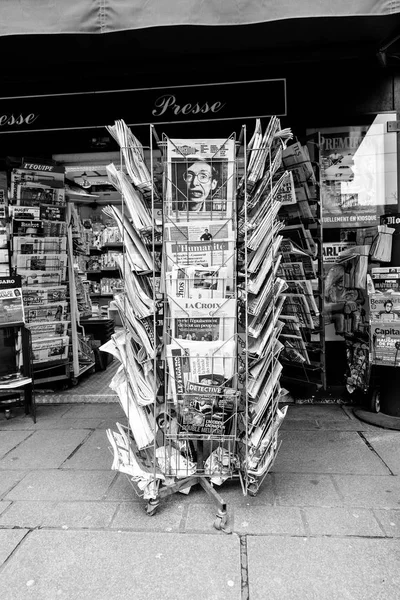 Gazeteler bir Paris sokağı üzerinde Fransız noktasında Satılık — Stok fotoğraf