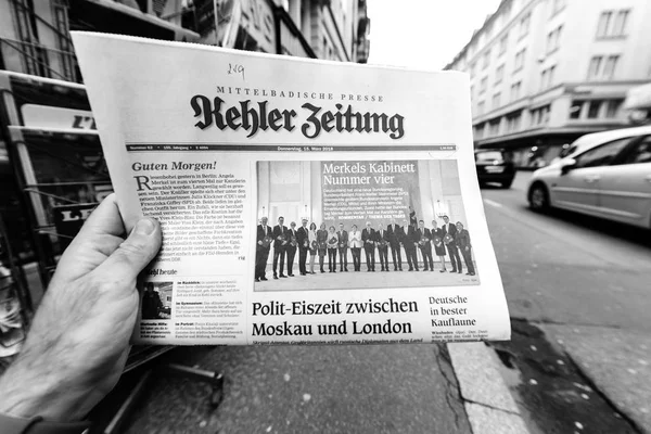 Kehler Zeitung krant bij pers kiosk met Angela Dorothe — Stockfoto