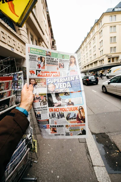 Periódico turco Hurriyet con retrato de Stephen Hawking el — Foto de Stock