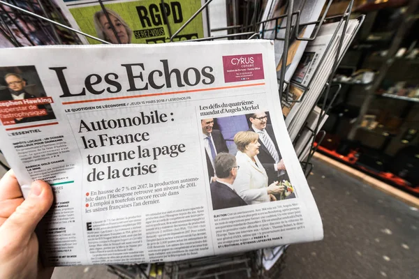Людина читання покупки французького Les Echos газета в кіоску прес fe — стокове фото