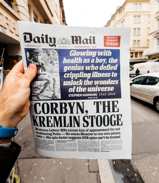 Чоловічої руки, що тримає британський Daily Mail газети з портретом — стокове фото