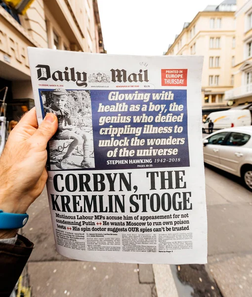 İngiliz Daily Mail gazetesi portresi ile tutan erkek el — Stok fotoğraf