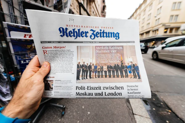 Kehler Zeitung Periódico en quiosco de prensa con Angela Dorothe — Foto de Stock