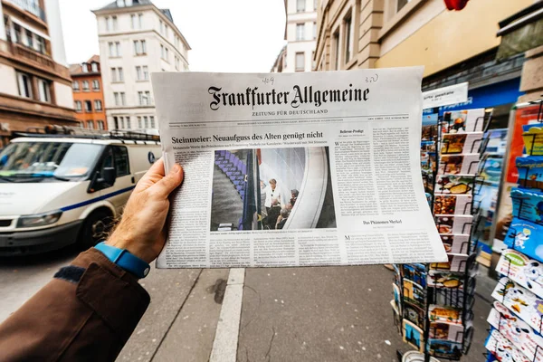 Frankfurter allgemeine zeitung Periódico en el quiosco de prensa featurin — Foto de Stock