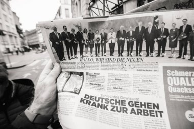 Gazete Angela Dorothea Merkel ele featuring basın noktasında
