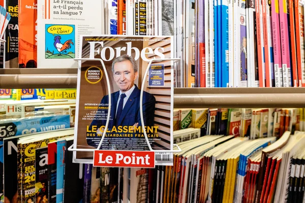 Portret van Lvmh eigenaar Bernard Arnault bij pers kiosk op Forbes — Stockfoto