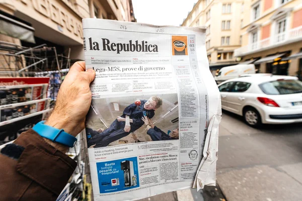 La República Periódico sobre Stephen Hawking Muerte en la primera — Foto de Stock