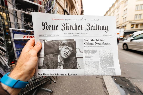 Krant over Stephen Hawking dood op de eerste pagina staand — Stockfoto