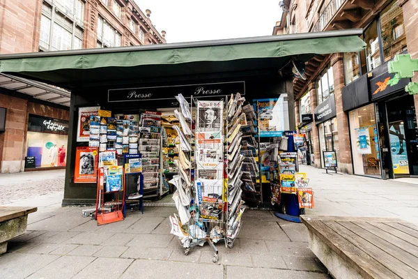 Gazeteler bir Paris sokağı üzerinde Fransız noktasında Satılık — Stok fotoğraf