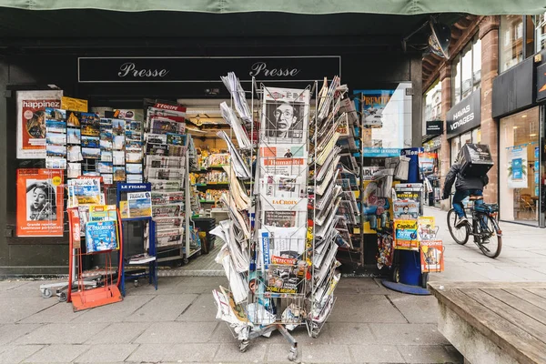 Periódicos en venta en quiosco francés en una calle de París — Foto de Stock