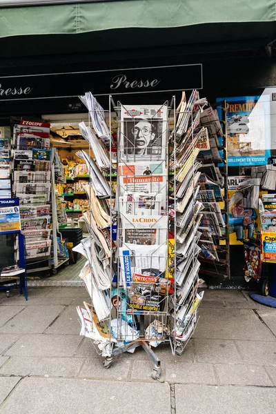 Periódicos en venta en quiosco francés en una calle de París — Foto de Stock