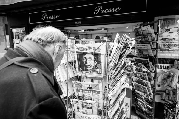 Senior man buying French newspaper Liberation at Parisian press — Stock Photo, Image