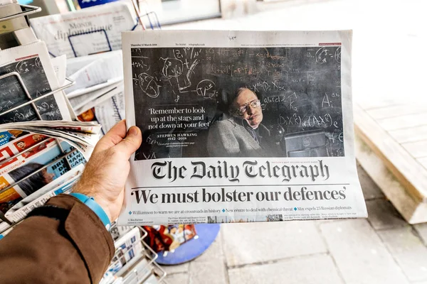 Periódico sobre Stephen Hawking Muerte en la primera página retrato —  Fotos de Stock