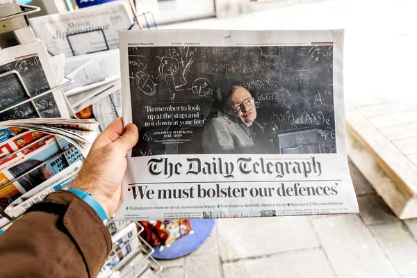 Periódico sobre Stephen Hawking Muerte en la primera página retrato — Foto de Stock