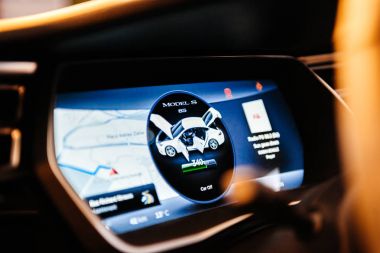 Yeni Tesla Model S Pano bilgisayar göstermek