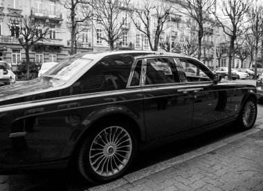 Yeni lüks Rolls-Royce Phantom limuzin Frangı sokaklarında