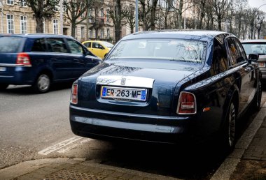 Yeni lüks Rolls-Royce Phantom limuzin Frangı sokaklarında
