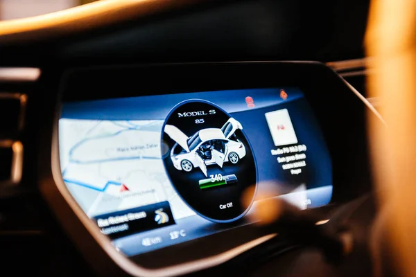 Nieuwe Tesla Model S dashboard computer display — Stockfoto